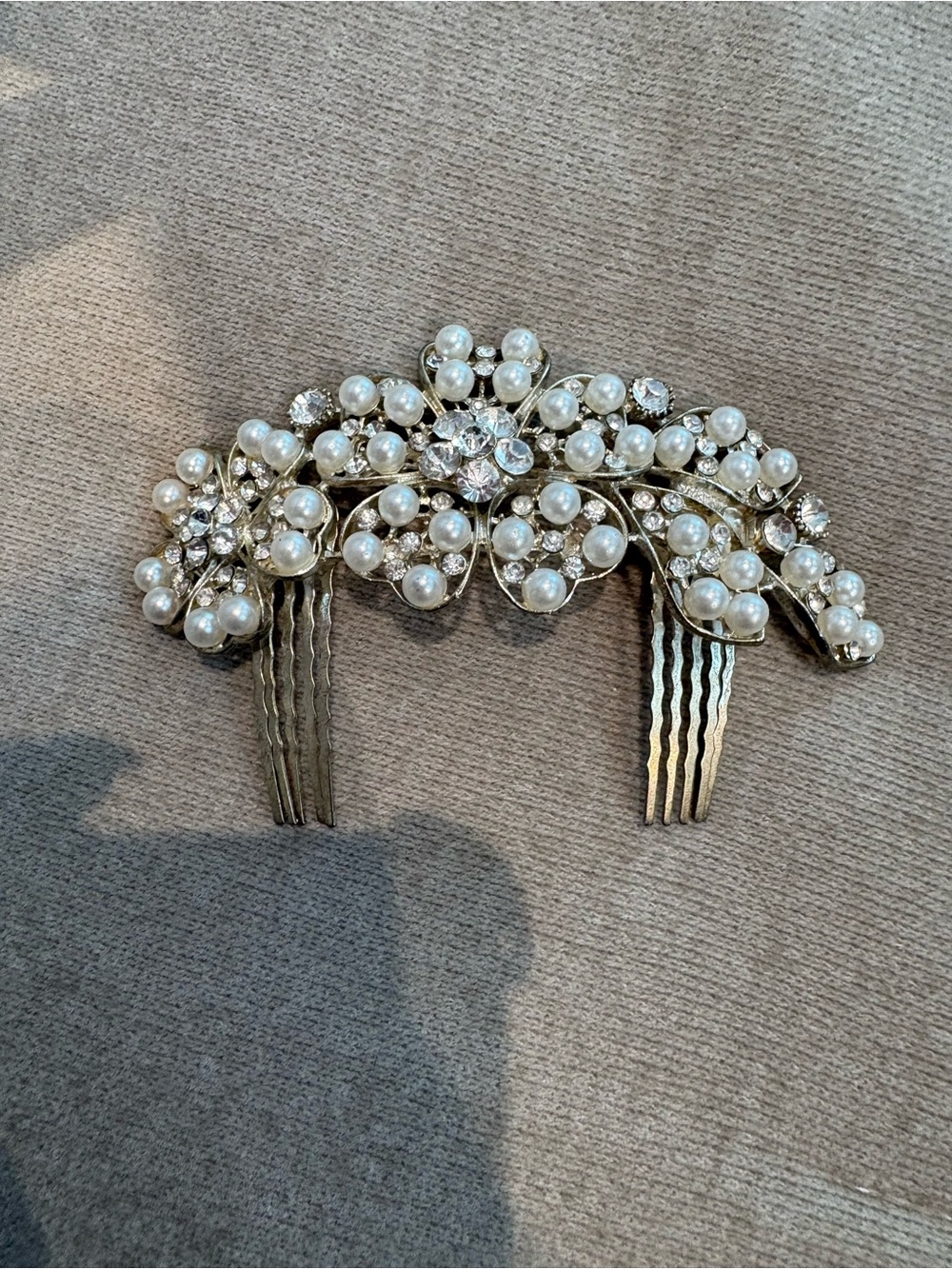 Pearl and diamond rhinestone bridal hair piece. Perfect for a wedding